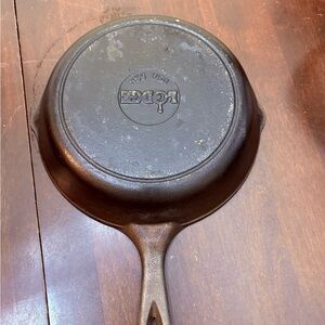 Lodge Cast Iron medium Skillet - Classic Seasoned Frying Pan